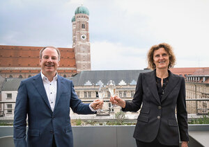 Maximilian Stoschek, CEO BHS Aviation und Innegrit Volkhardt, geschäftsführende Komplementärin des Hotels Bayerischer Hof nach der Vertragsunterzeichnung in München.